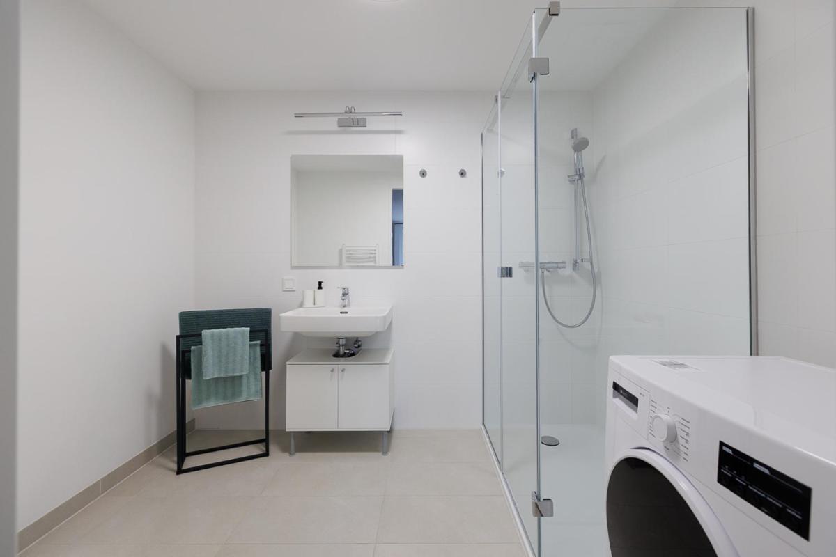 Lovely Apartment In Marina Tower - 10Min To City Center Wien Ngoại thất bức ảnh